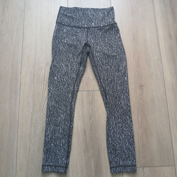 lululemon athletica Pants - Lululemon Wunder Under Leggings Black & White Print Size 4 - 11"×32"